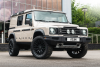 Grille centrale avec feux – Style Dakar – Carbone apparent pour INEOS Grenadier